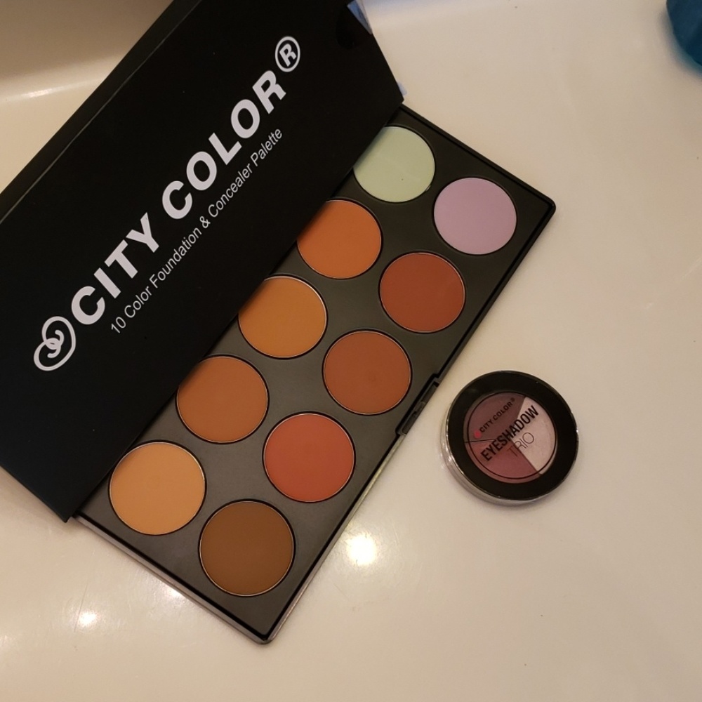 Foundation & concealer palette Free eyeshadow trio